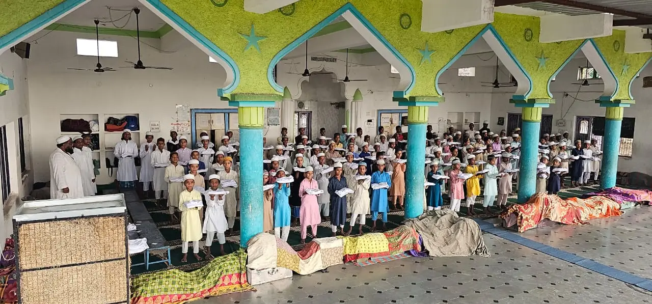 jamia wai bazaar students standing in masjid